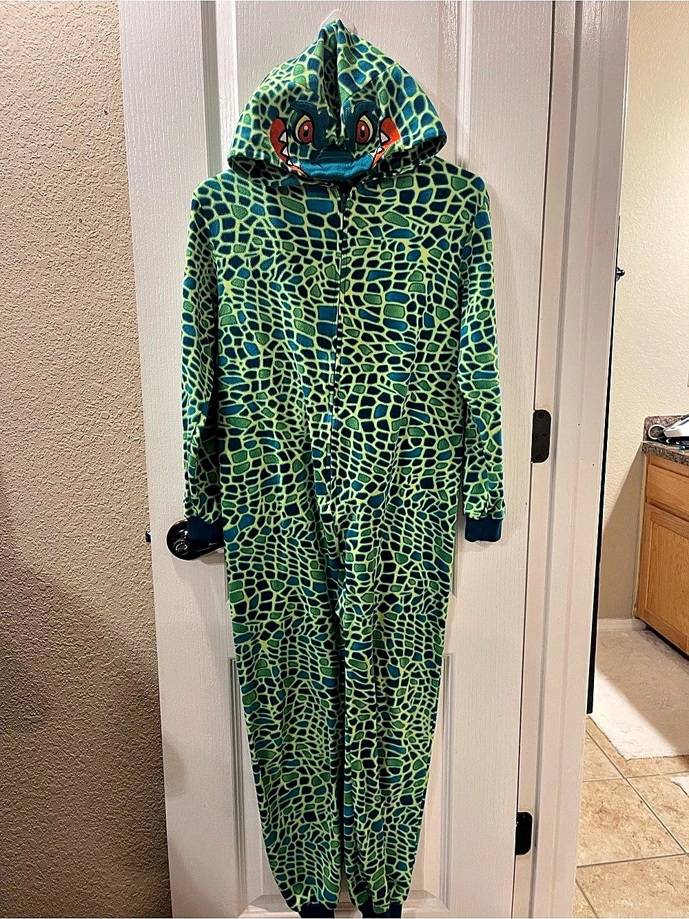 Cat & Jack Boys Large Crocodile Print Hooded Pajama Set